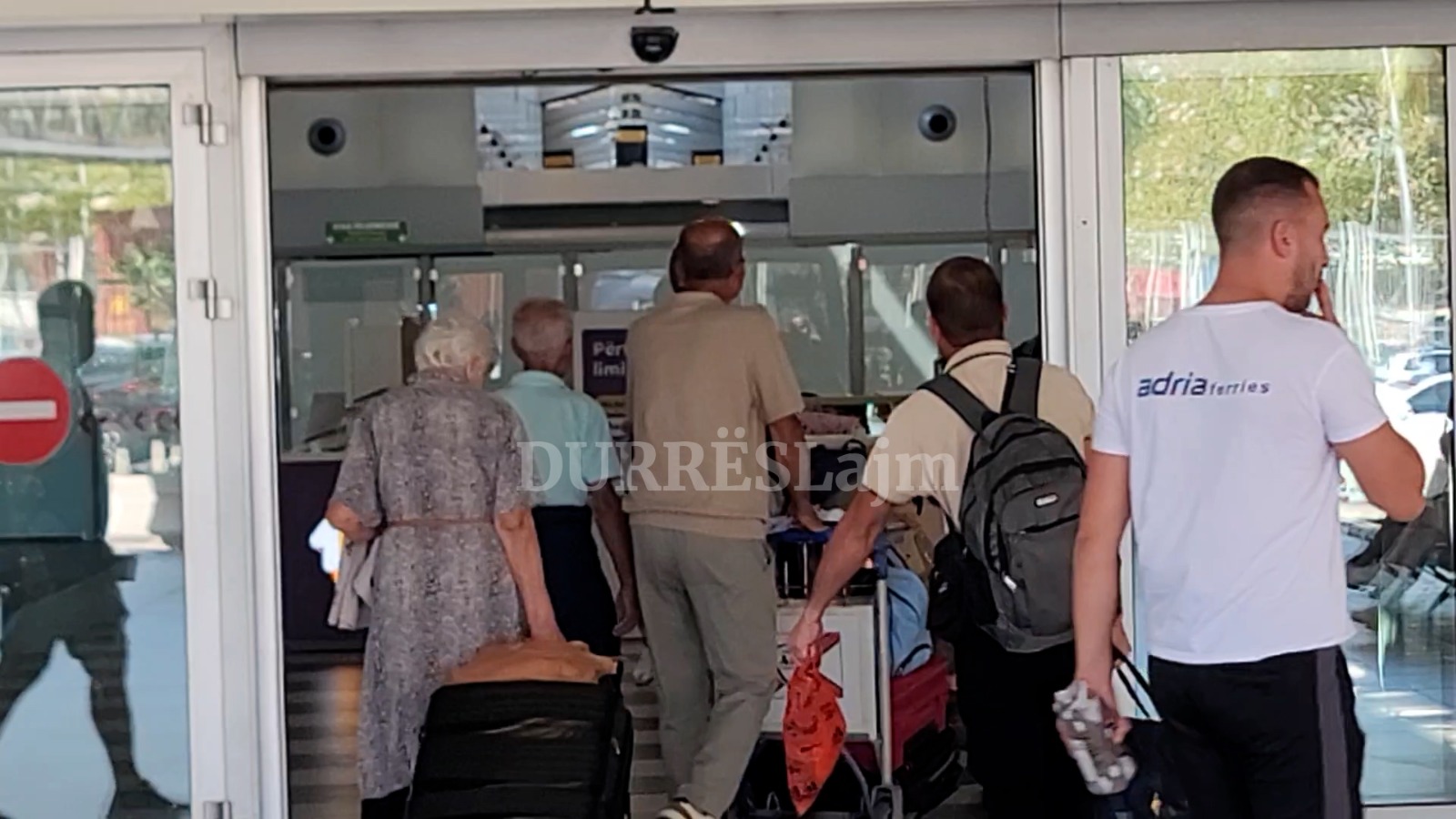 Pushimet në atdhe, emigrantët: Çmimet janë rritur, shërbimet duan përmirësim! (VIDEO)