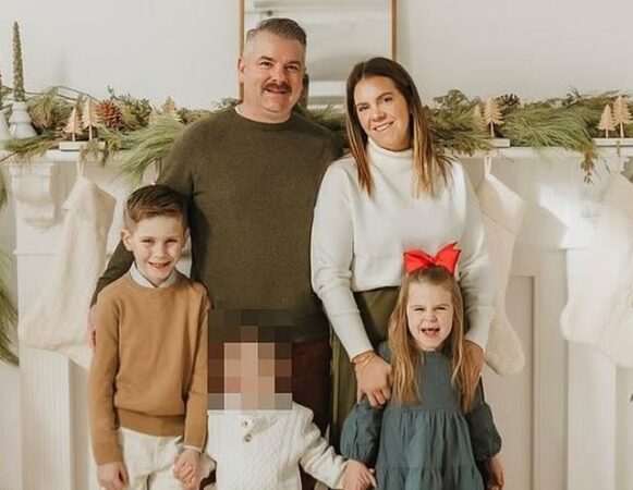 Gruaja vret burrin dhe dy fëmijët, më pas i jep fund jetës. Mbijeton vetëm djali 3-vjeçar