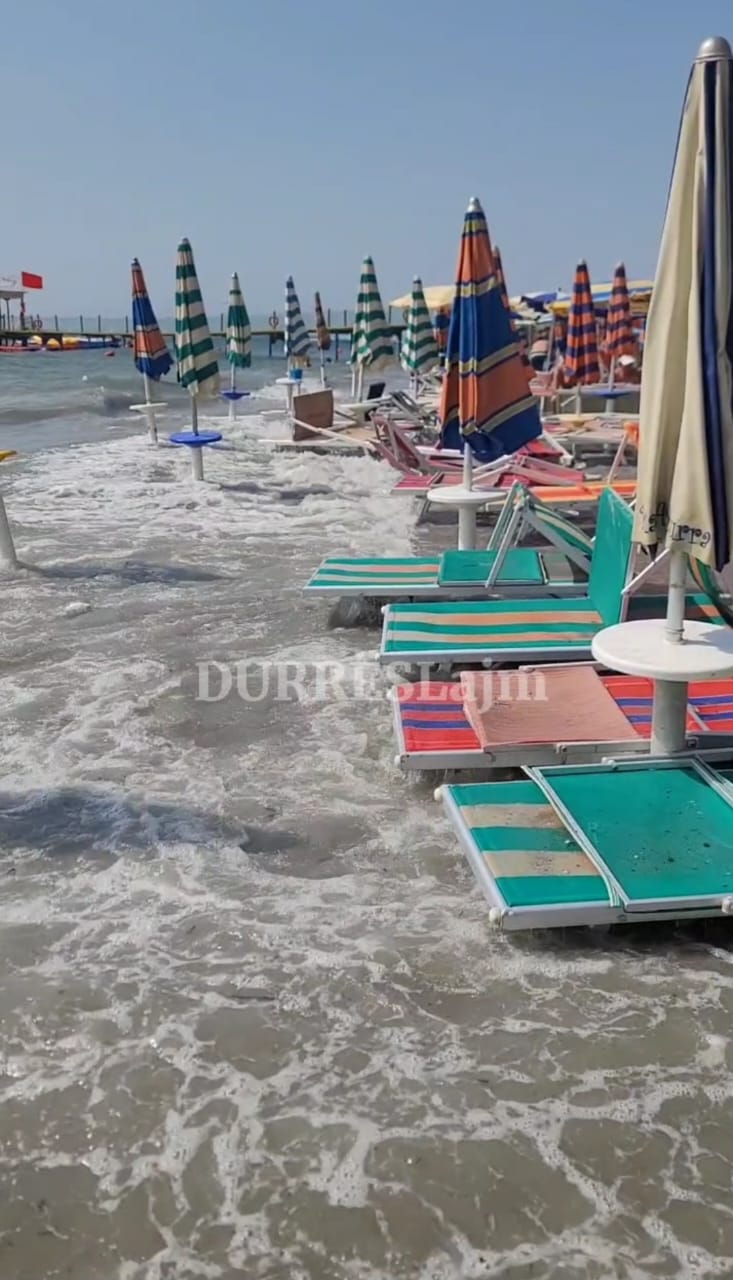 Ndodh e papritura në Durrës, &#8220;përmbytet&#8221; plazhi! (VIDEO)
