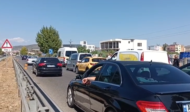 Aksident i 5-fishtë rrugor, por fatmirësisht vetëm dëme materiale