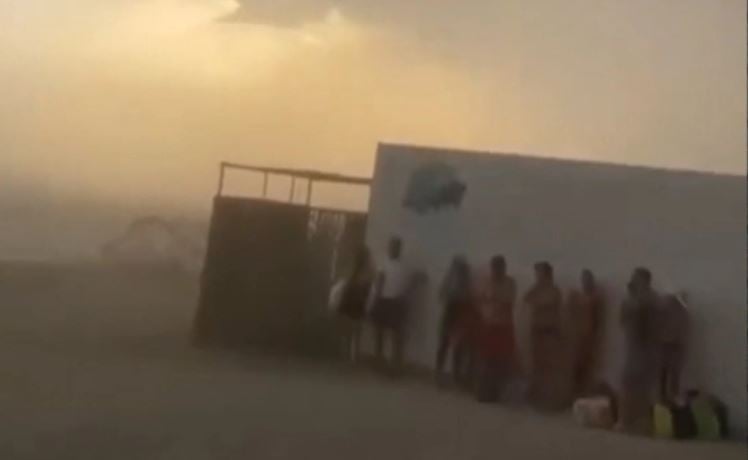 Kaos në plazh, erërat e forta rrëmbejnë pushuesit (VIDEO)