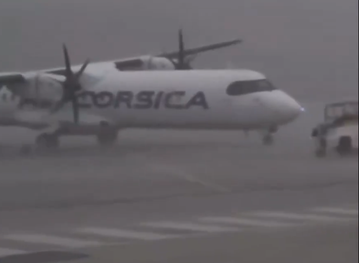 VIDEO\ Stuhia shtyn avionin në Korsikë