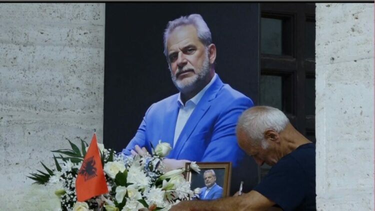 U nda nga jeta në mënyrë të papritur, nisin homazhet në nderim të gazetarit Artur Zheji