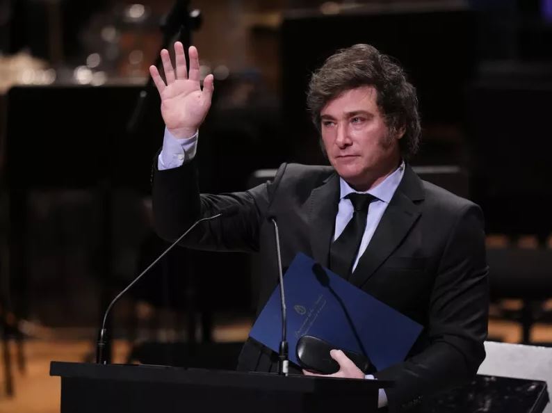 Hidhet gur në drejtim të presidentit të Argjentinës, Javier Milei largohet nga tubimi prej eskortës së sigurisë