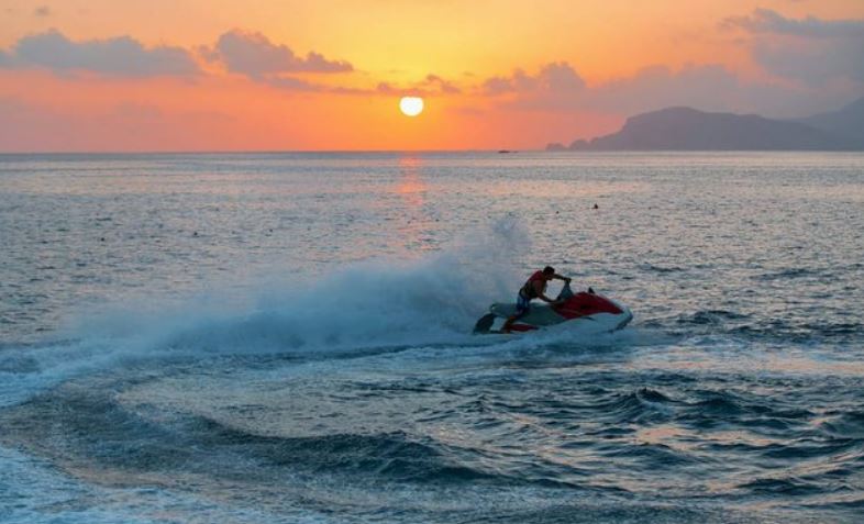 EMRAT/ Tre persona konfliktohen për marrjen me qira të një jet-ski, shoqërohen në komisariat