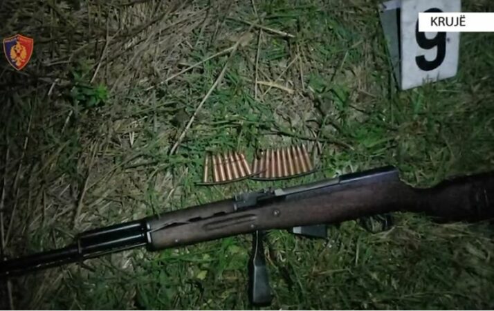 Pas sherrit qëlloi me pushkë drejt shtëpisë së komshiut, arrestohet një 18-vjeçar në Krujë (EMRI)