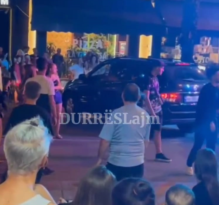 Incident në qendër të Durrësit, makina futet mes turmës që po festonte (VIDEO)