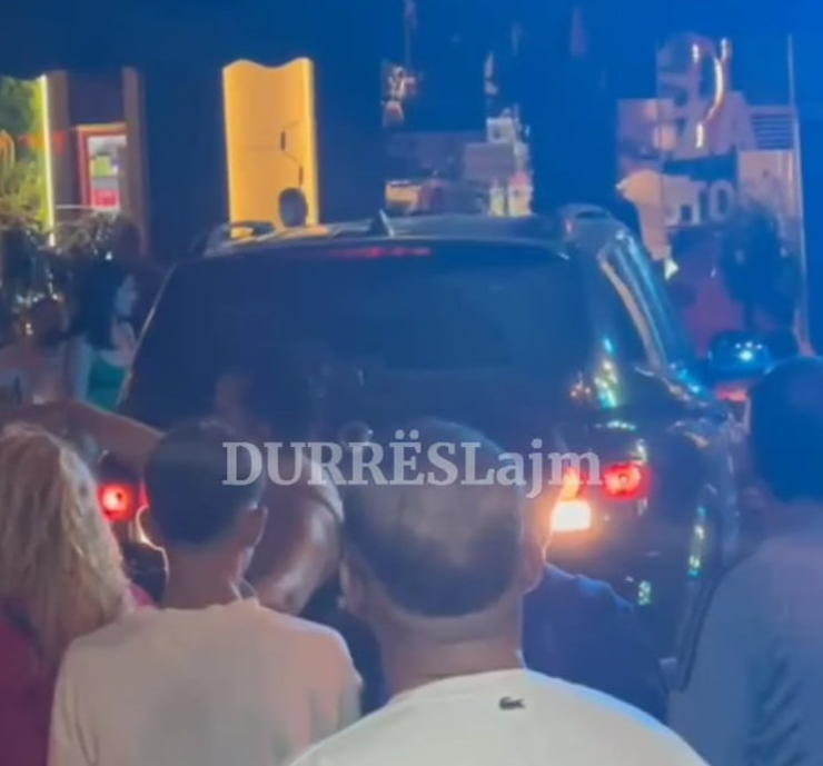 Durrës/ U fut mes turmës me makinë, policia arreston 52-vjeçarin. Çfarë zbuluan efektivët gjatë ndalimit