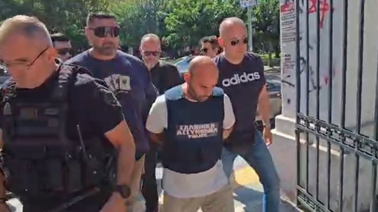 Me kokën ulur, 40-vjeçari shqiptar që vrau gruan mbërrin në gjykatë (VIDEO)