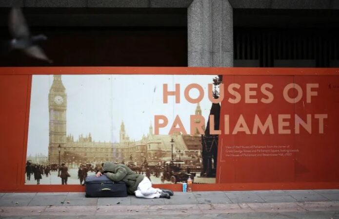 Britania e Madhe, ministrja e pastrehësisë jep dorëheqjen për shkak të pretendimit se dëboi qiramarrësit dhe rriti qiranë