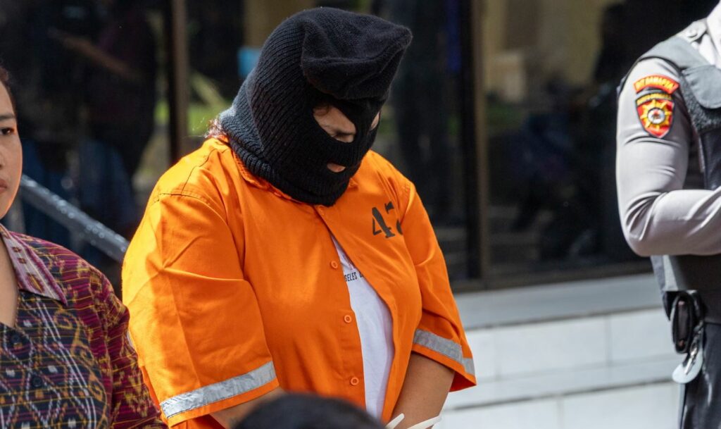 Gruaja tenton të trafikojë kokainë me lodër seksi, rrezikon dënim me vdekje