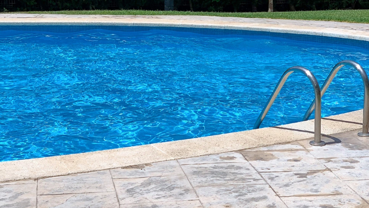 4-vjeçarja shqiptare humb jetën në pishinë, ndalohet mamaja e të miturës