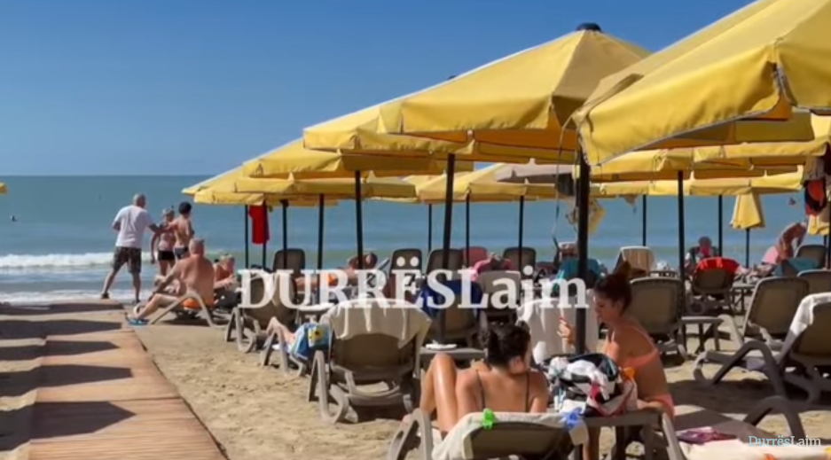 Pas stuhisë, pushuesit rikthehen sërish në plazhet e Durrësit (VIDEO)