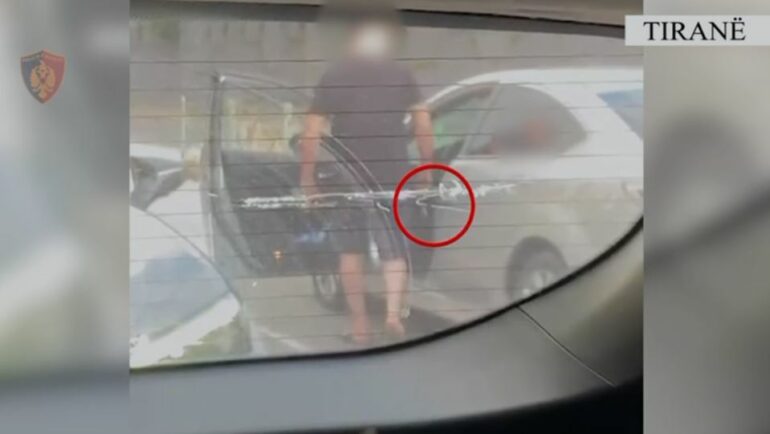 EMRAT/ Kërcënuan me armë zjarri një person, arrestohen dy vëllezër! Publikohen pamjet nga momenti i sherrit