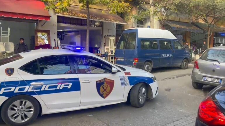 Kërcënohet me armë zjarri pronari i një argjendarie, Policia: Një person me skafandër u fut në dyqan dhe…