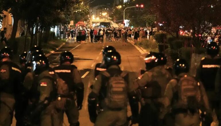 Protestat e dhunshme në Serbi/ DW: Vuçiç po punëson banda kriminale për të shtypur brutalisht demonstruesit