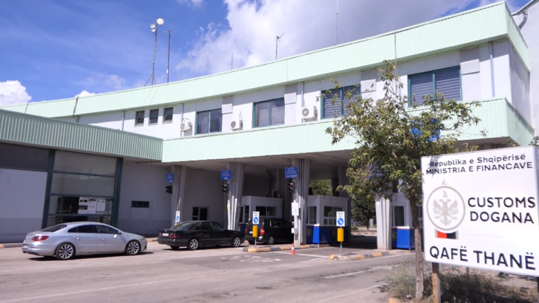 Kishte fshehur marokenin nën rimorkion e kamionit, procedohet 30-vjeçari