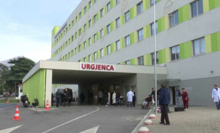 Tentoi vetëvrasjen duke pirë medikamente, dërgohet me urgjencë në spital 16-vjeçarja