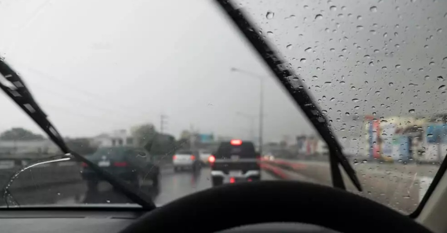 Paralajmërohet mot i keq në fundjavë, Policia Rrugore: Kujdes me shpejtësinë!