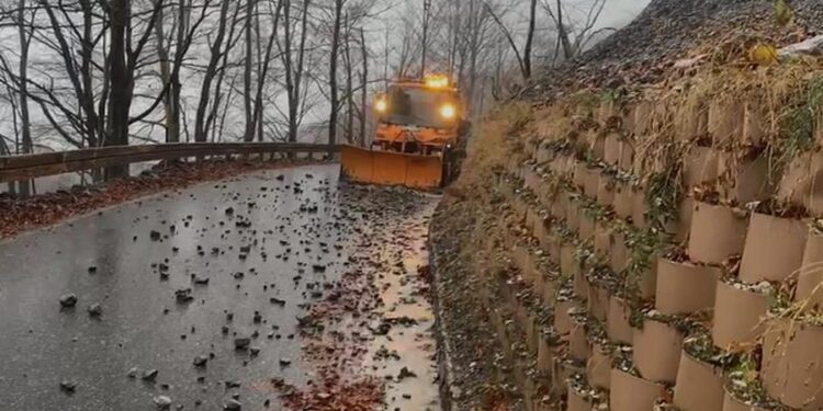 Erëra të forta dhe rrebesh shiu, qarku i Kukësit përfshihet nga moti i keq
