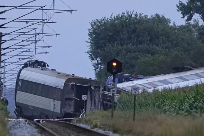 Danimarkë, treni me 106 udhëtarë del nga shinat