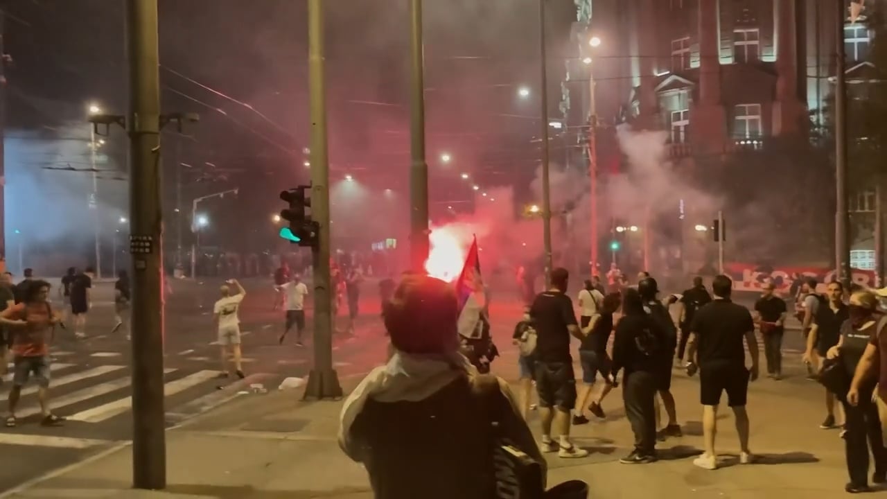 Përleshje mes protestuesve dhe policisë në Serbi
