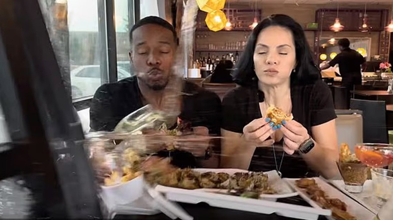 Ishin duke drekuar, çifti goditet nga një makinë brenda restorantit (VIDEO)