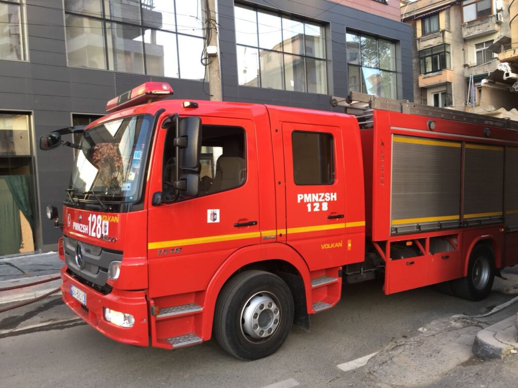 Përfshihet nga flakët e zjarrit një banesë, 85-vjeçari përfundon në spital! 