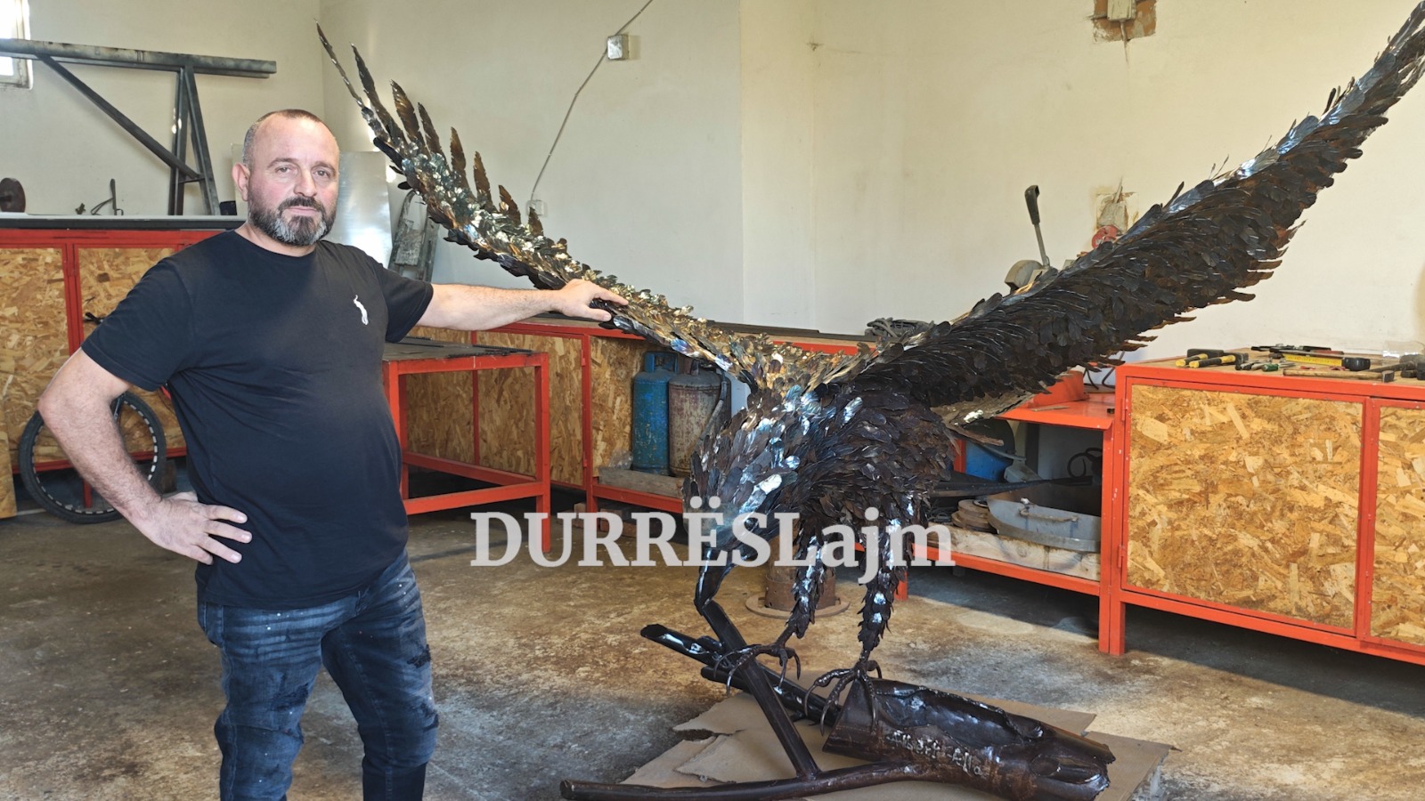 Durrës, &#8220;çmenduria&#8221; e mjeshtrit artizan, një shqiponjë monumentale prej hekuri (VIDEO)