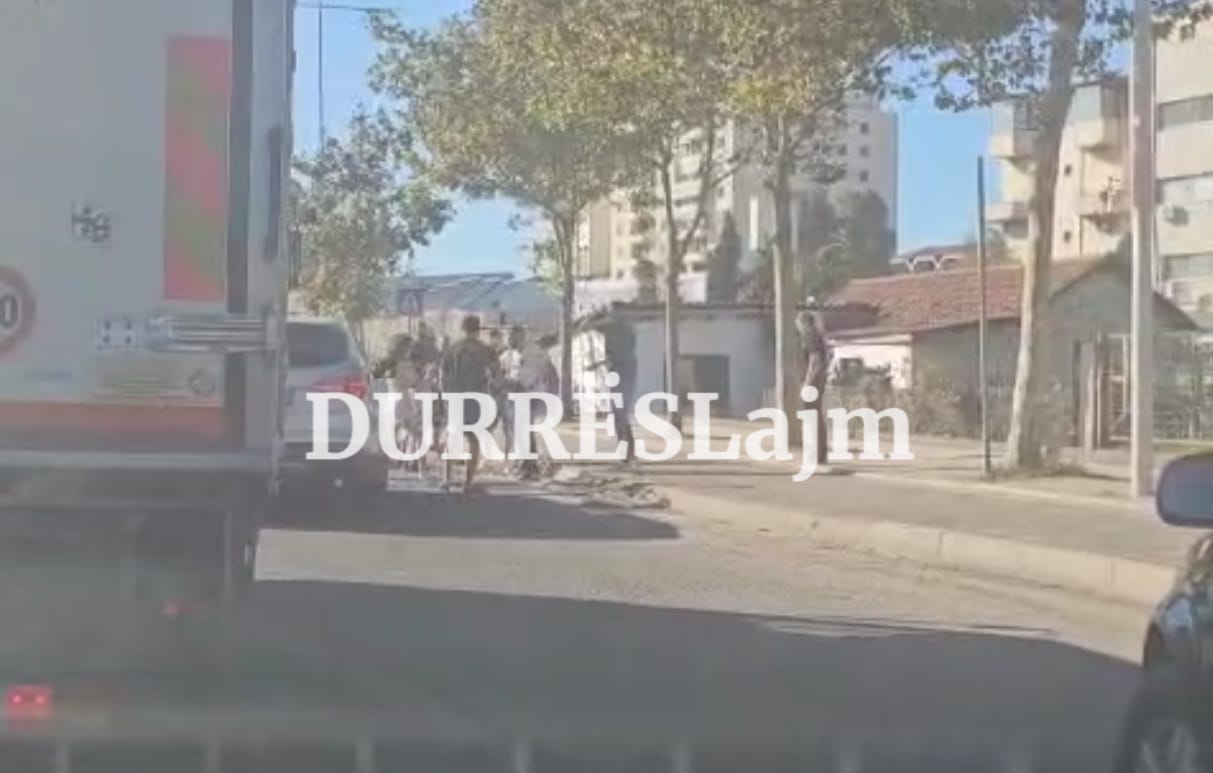 Plas sherri masiv në Durrës, konfliktohen djem e vajza (VIDEO)