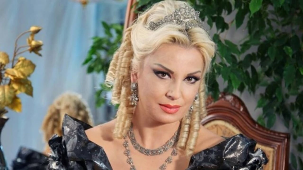 Incidenti në TKOB, momenti kur sopranoja Eva Golemi rrëzohet në skenë, pasi tenori ‘harroi’ ta kapë (VIDEO)