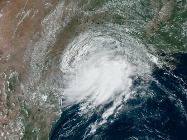 Stuhia tropikale Imelda po i afrohet brigjeve amerikane