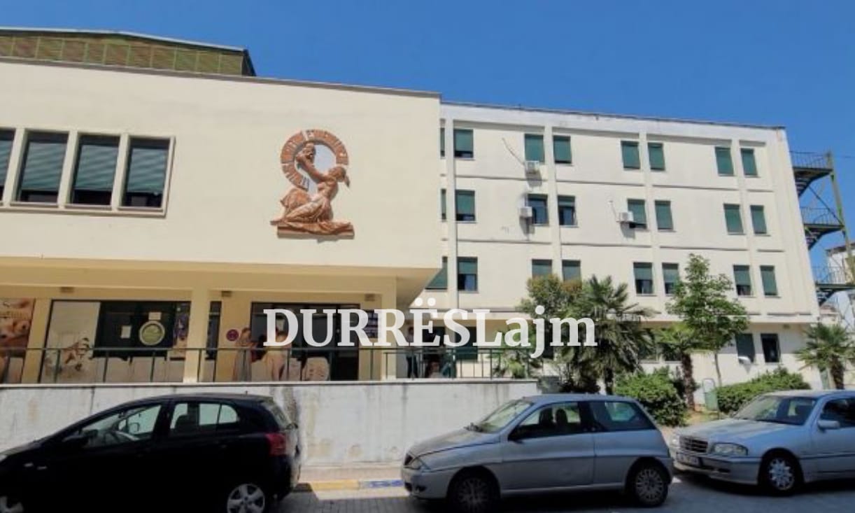 Shtatzëna lind në oborrin e maternitetit të Durrësit, nëna dhe foshnja gëzojnë shëndet të plotë