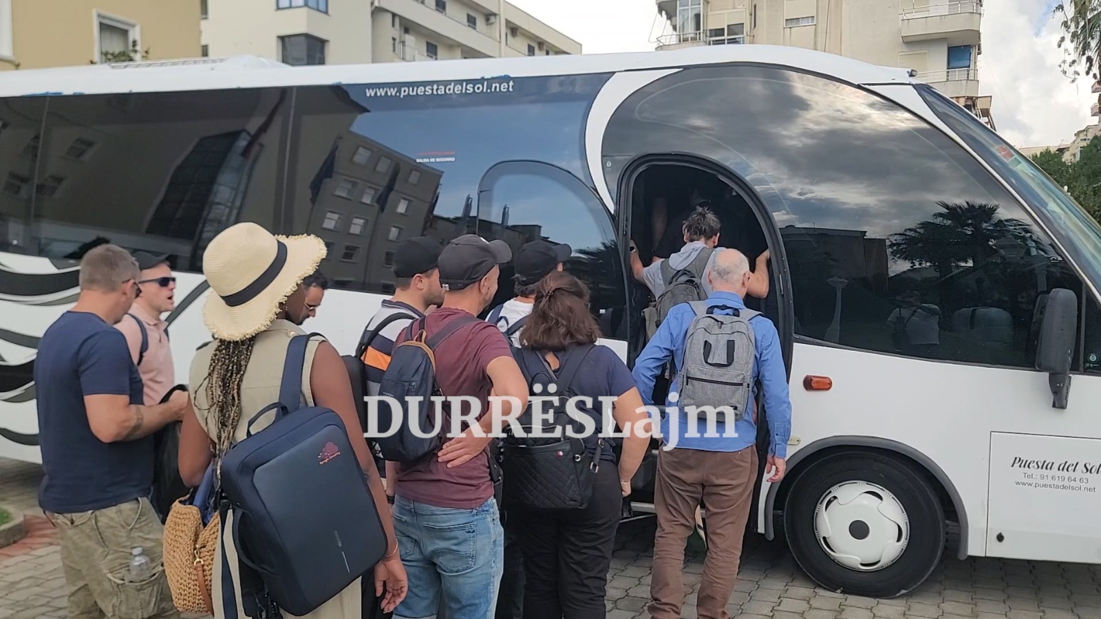 &#8220;Do të rikthehemi vitin tjetër!&#8221; Turistët mjaft të kënaqur me cilësinë e shërbimit në Durrës (VIDEO)