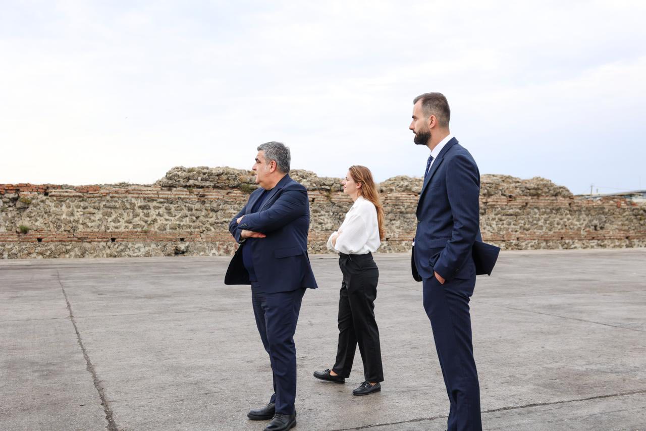 Ministri Gonxhja firmos marrëveshjen për restaurimin e monumentit “Muret e Portës” në Durrës
