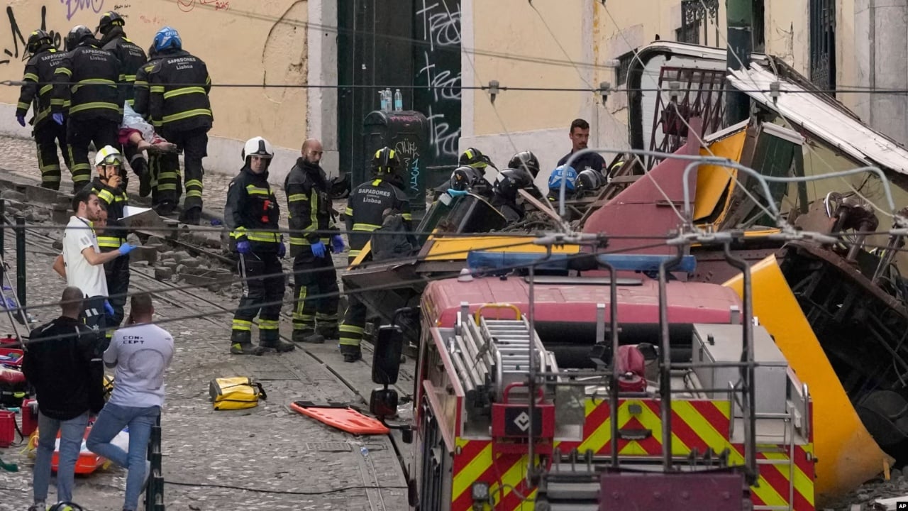 Tramvaji elektrik del nga shinat në Lisbonë, 15 të vdekur dhe dhjetëra të plagosur
