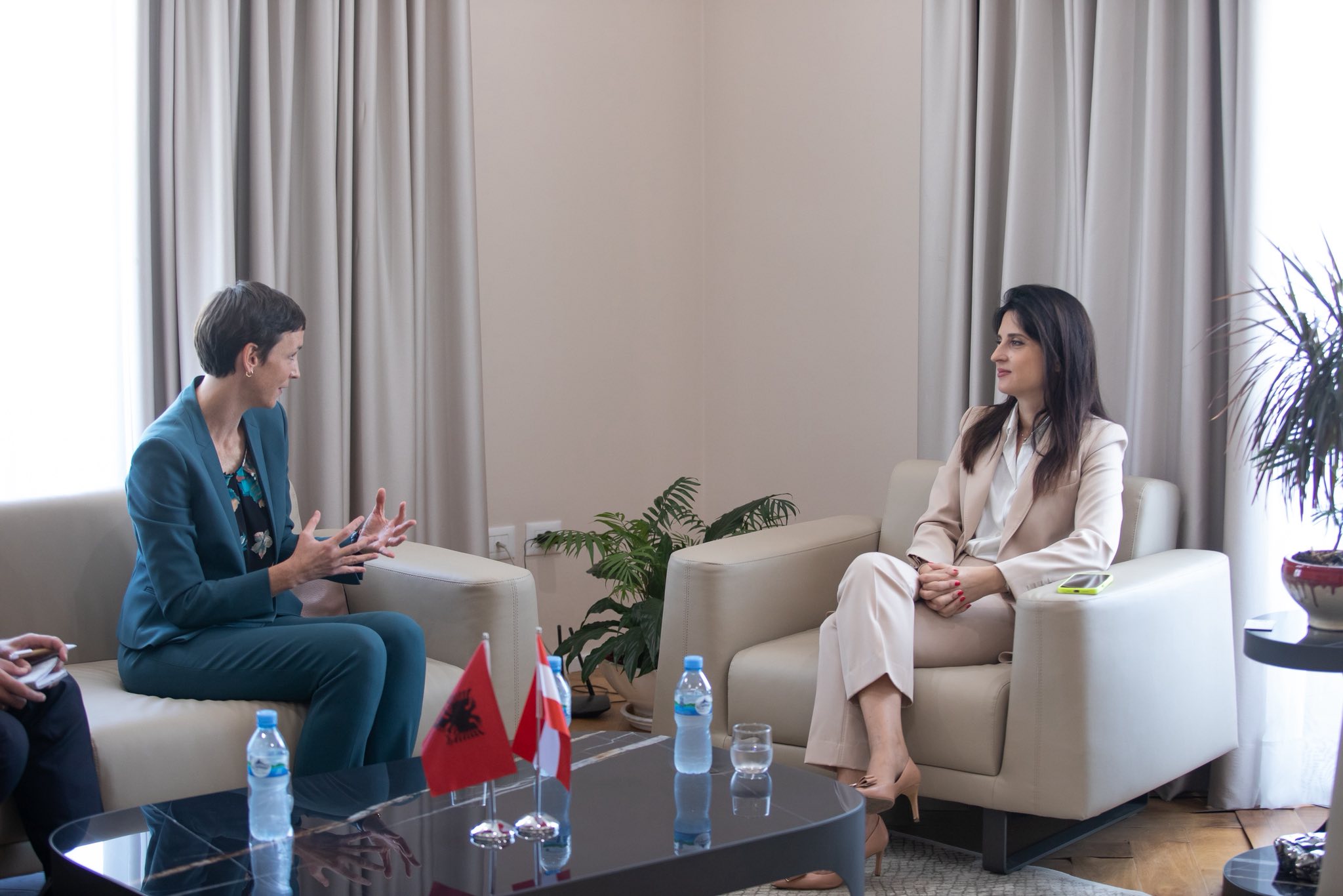 Sako takohet me ambasadoren austriake, kryejnë homazhe në memorialin e anijes së mbytur austro-hungareze