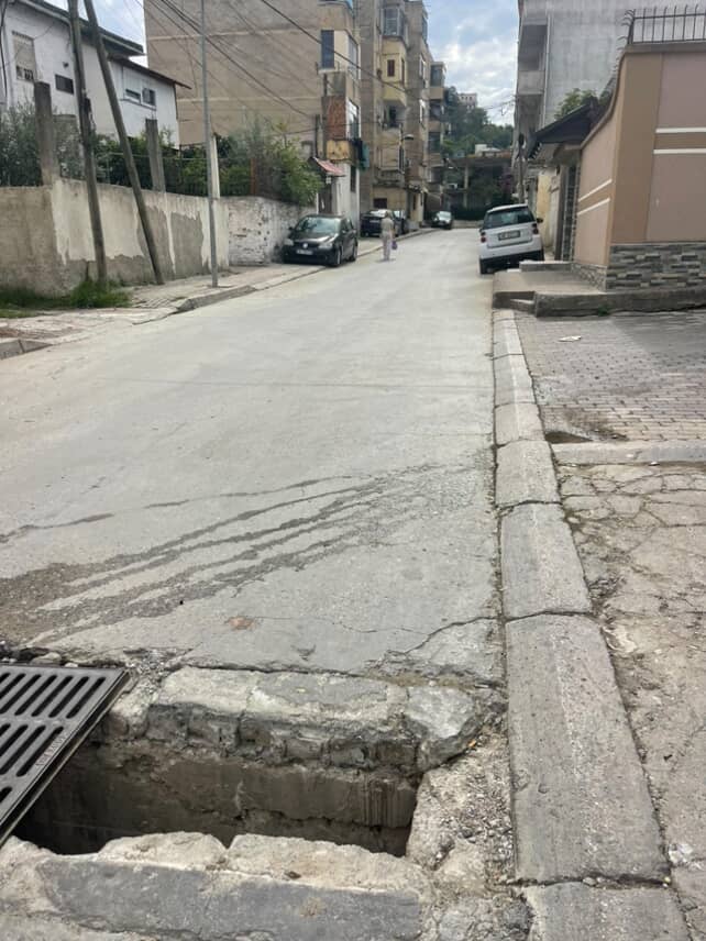 Durrës, qytetarja denoncon gropën në rrugë: Shpresojmë mos na bjerë ndonjë fëmijë brenda!