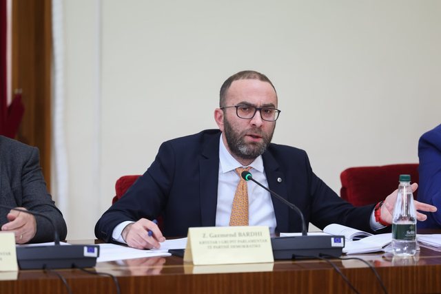 Rama publikoi bisedën me &#8216;Diellën&#8217;, Bardhi: Pyete për fondet e AKSHI-it