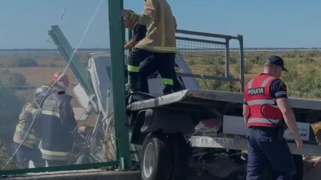 Shkaktoi aksidentin me dy viktima në aksin Levan-Vlorë, vihet në pranga shoferja italiane