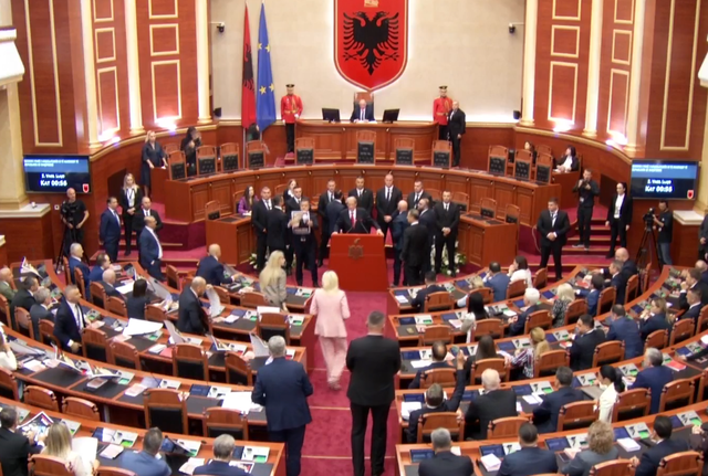 Seanca e parë e Kuvendit nis me tensione! Garda rrethon foltoren gjatë fjalës së Berishës