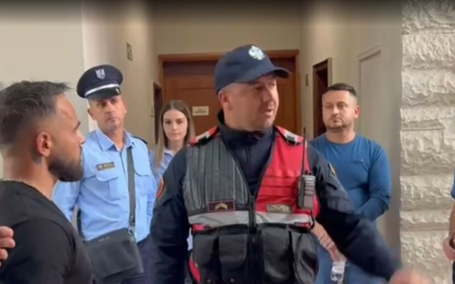 Incident në mbledhjen e Këshillit Bashkiak në Vlorë, ndërhyn policia