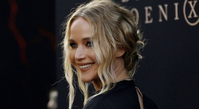 Jennifer Lawrence zbulon emrin e djalit të sapolindur me një aksesor