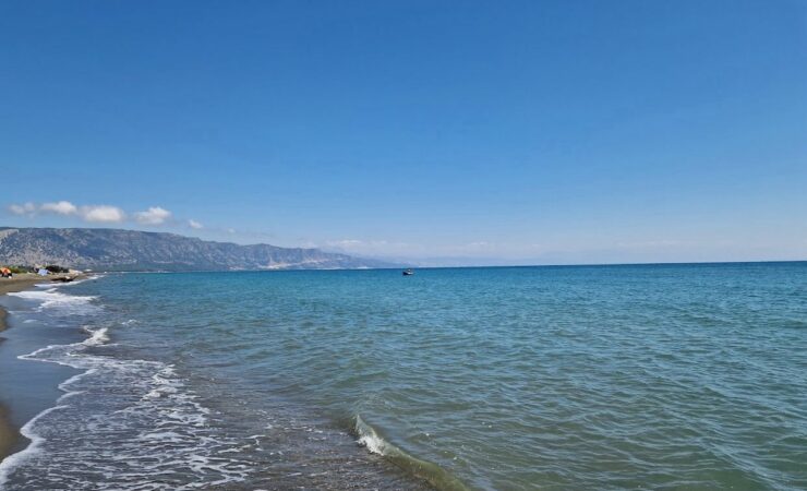 Pësoi arrest kardiak, humb jetën 80-vjeçari në plazh