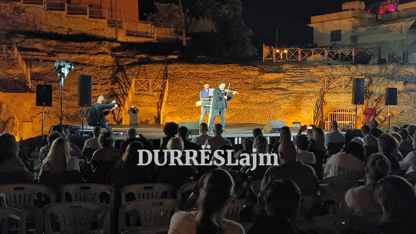 Ekspozitë pikture dhe muzikë klasike në amfiteatrin antik të Durrësit (VIDEO)