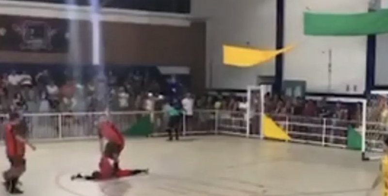 VIDEO/ E frikshme, portieri pret penalltinë dhe më pas humb jetën në fushë!