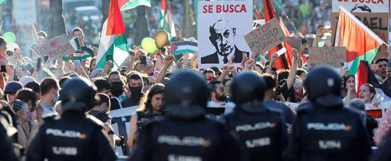 Protestuesit pushtojnë Gran Vian dhe nisin përleshjet… Anulohet etapa e fundit e Vueltës