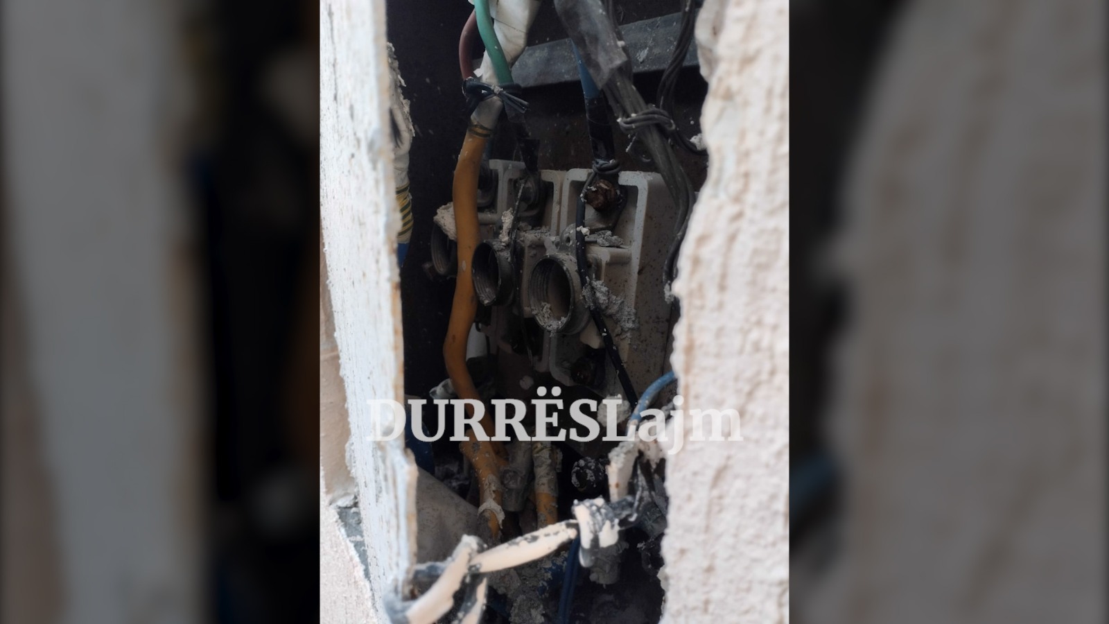 Kutia elektrike e hapur në pallatin 5-katësh në Durrës, banori: Po na bëhet ndonjë hata! (VIDEO)