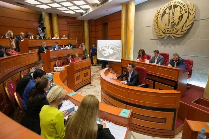 Sekretari i Këshillit Bashkiak letër Veliajt: Nuk ka vendim që ndalon praninë tuaj