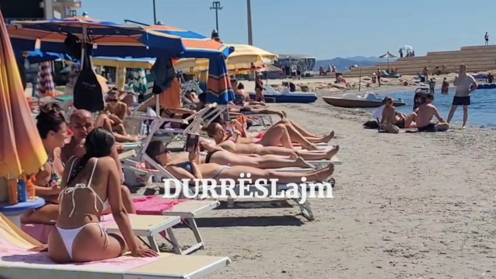 Ku ka më bukur se plazhi në shtator! Vija bregdetare e Durrësit akoma ka pushues (VIDEO)